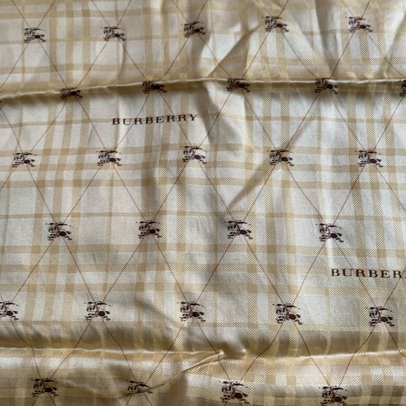 Burberry Checkered Scarf brandnew used store display #4 darker color in person - Picture 9 of 12
